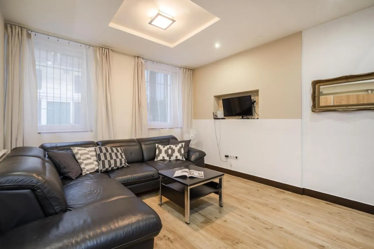 Dolly'S Duplex Home With Free Netflix Budapest Apartment