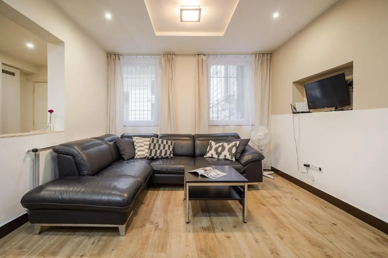 Dolly'S Duplex Home With Free Netflix Budapest