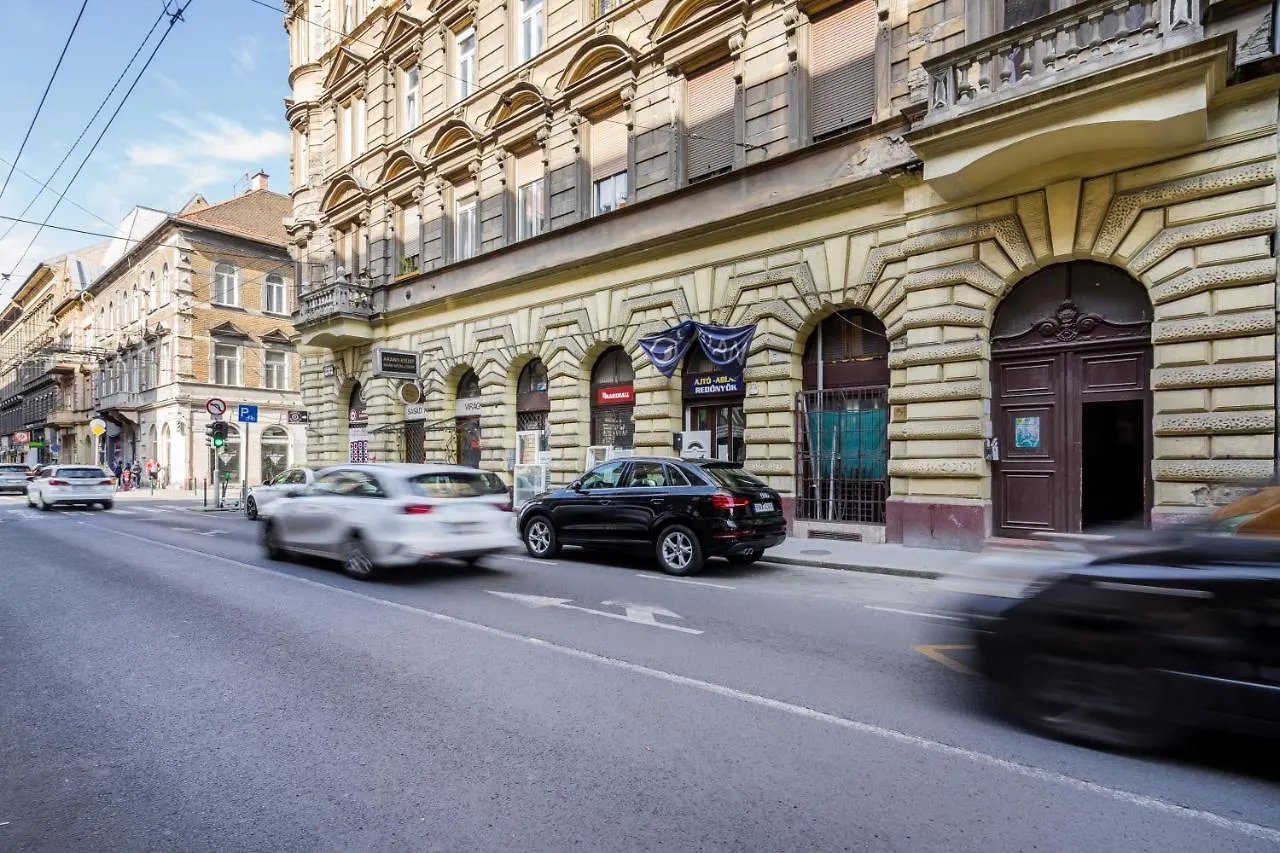 Dolly'S Duplex Home With Free Netflix Budapest 0*,
